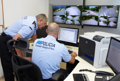 Policía Local de Castell-Platja d'Aro treballant